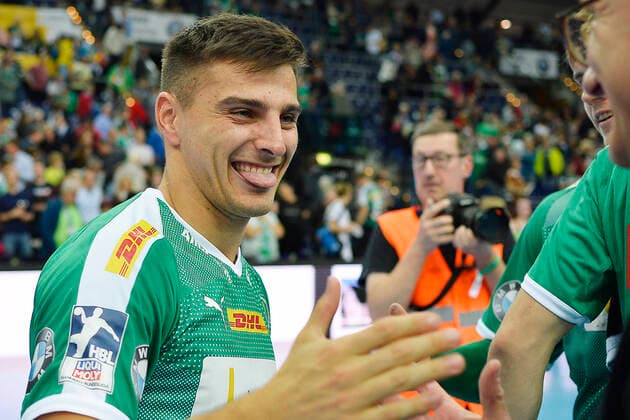 LIQUI MOLY Handball-Bundesliga 2019 2020, 9. Spieltag, SC DHfK Leipzig vs. HBW Balingen-Weilstetten (10.10.2019) Lucas Krzikalla (Aussenspieler DHfK Leipzig, Rueckennummmer 8) (links) freut sich nach dem Sieg im Handball-Bundesliga-Spiel Leipzig gegen Balingen-Weilstetten, er steckt die Zunge heraus. Leipzig Sachsen Deutschland Arena Leipzig