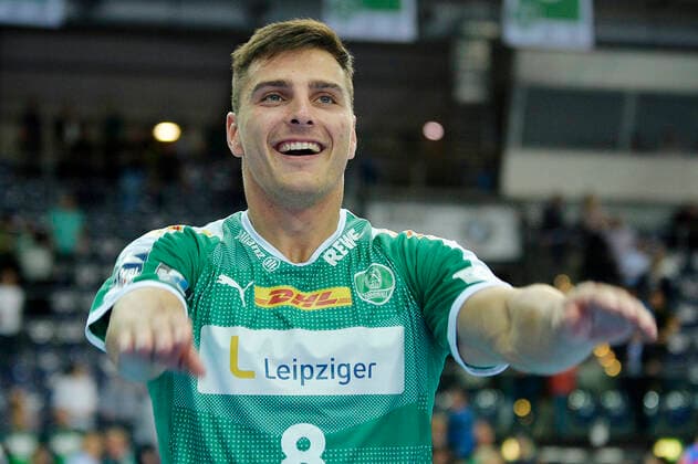 LIQUI MOLY Handball-Bundesliga 2019 2020, 9. Spieltag, SC DHfK Leipzig vs. HBW Balingen-Weilstetten (10.10.2019) Lucas Krzikalla (Aussenspieler DHfK Leipzig, Rueckennummmer 8) jubelt nach dem Handball-Bundesliga-Spiel Leipzig gegen Balingen-Weilstetten vor den Fans und reißt die Arme hoch. Leipzig Sachsen Deutschland Arena Leipzig
