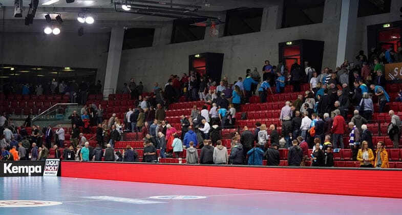 BAU 10.10.2019 Stuttgart Handball TVB Stuttgart vs. TBV Lemgo Lippe, Feature, Fans müssen aufgrund eines technischen Defekts die Halle verlassen
