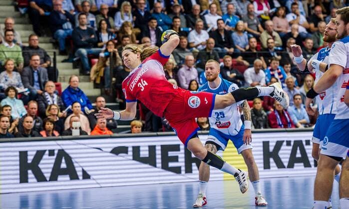 Cederholm, Andreas (TBV Lemgo 34) dahinter Zieker, Patrick (TVB Stuttgart 25) beim Spiel in der Handball Bundesliga, TVB 1898 Stuttgart - TBV Lemgo-Lippe. Stuttgart. 10.10.19 Handball 9. Spieltag , Stuttgart Baden Wuerttemberg Deutschland