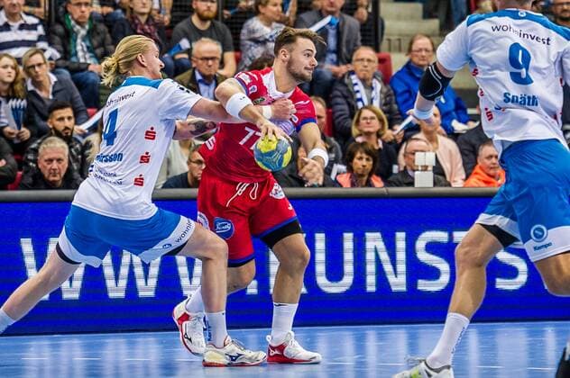Baijens, Dani (TBV Lemgo 77) Asgeirsson, Elvar (TVB Stuttgart 4) beim Spiel in der Handball Bundesliga, TVB 1898 Stuttgart - TBV Lemgo-Lippe. Stuttgart. 10.10.19 Handball 9. Spieltag , Stuttgart Baden Wuerttemberg Deutschland