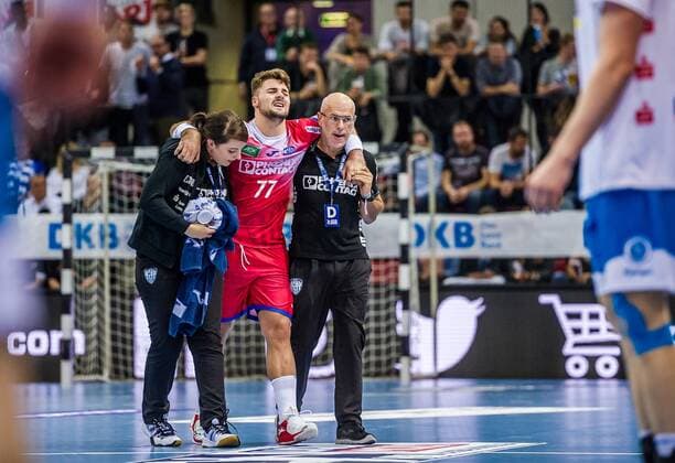 Verletzter: Baijens, Dani (TBV Lemgo 77) beim Spiel in der Handball Bundesliga, TVB 1898 Stuttgart - TBV Lemgo-Lippe. Stuttgart. 10.10.19 Handball 9. Spieltag , Stuttgart Baden Wuerttemberg Deutschland