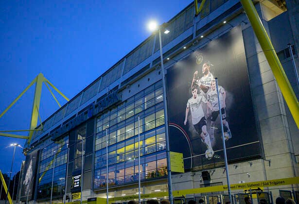 Feature, Werbeplakat am Signal Iduna Park Stadion mit Serge GNABRY (GER), Kai HAVERTZ (GER), Julian BRANDT (GER), Fussball Laenderspiel, Freundschaftsspiel, Deutschland (GER) - Argentinien (ARG) 2:2, am 09.10.2019 in Dortmund Deutschland. Â