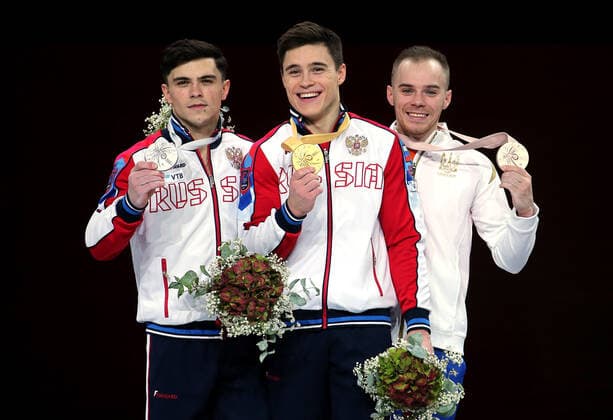 Bilder des Jahres 2019, Sport 10 Oktober Sport Themen der Woche KW41 Sport Bilder des Tages Turnen, WM in Stuttgart, Nikita Nagorni gewinnt Mehrkampf 11.10.2019 Deutschland, Stuttgart, World Championships Artistic Gymnastics 2019: Finale Mehrkampf Männer: Siegerehrung, v.l. Artur Dalaloyan (RUS, Platz), Sieger Nikita Nagornyy (RUS), Oleg Verniaiev (UKR, 3. Platz) *** 11 10 2019 Germany, Stuttgart, World Championships Artistic Gymnastics 2019 Final All Around Men Award Ceremony, v l Artur Dalaloyan RUS, Place , Winner Nikita Nagornyy RUS , Oleg Verniaiev UKR, 3 Place