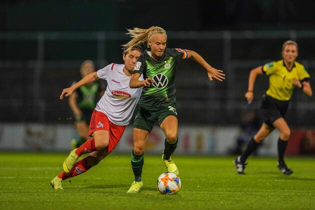 COLOGNE, GERMANY - OCTOBER 11: Pernille Harder of Vfl Wolfsburg attacking with the ball during the Die Liga Women s league match between 1. FC Köln and Vfl Wolfsburg at Franz-Kremer-Stadion on October 11, 2019 in Cologne, Germany (Photo by Daniela Porcelli SPP) Copyright: xDanielaxPorcellix 20191011-19-18-16-DJP05492
