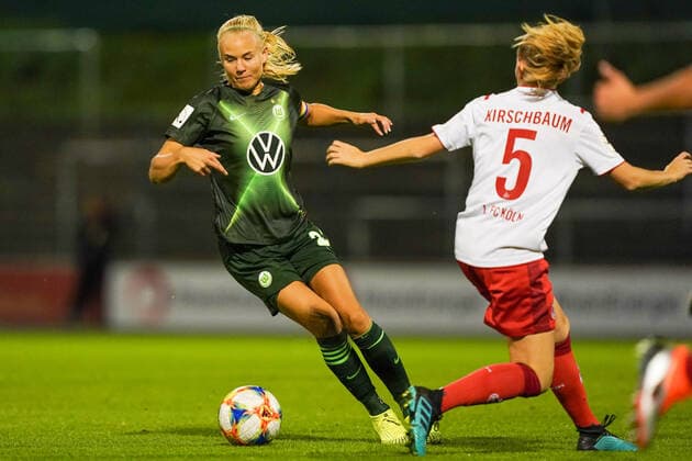 Sport Themen der Woche KW41 Sport Bilder des Tages COLOGNE, GERMANY - OCTOBER 11: Pernille Harder of Vfl Wolfsburg attacking with the ball against Anna Kirschbaum of 1. FC Köln during the Die Liga Women s league match between 1. FC Köln and Vfl Wolfsburg at Franz-Kremer-Stadion on October 11, 2019 in Cologne, Germany (Photo by Daniela Porcelli SPP) Copyright: xDanielaxPorcellix 20191011-19-18-18-DJP05501