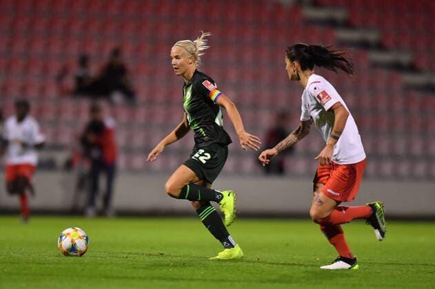 Pernille Harder (Wolfsburg, 22) in der Offensive mit Ball, 11.10.2019, Köln (Deutschland), Fussball, Flyeralarm Frauen-Bundesliga, 1.FC Köln - VFL Wolfsburg, DFB DFL REGULATIONS PROHIBIT ANY USE OF PHOTOGRAPHS AS IMAGE SEQUENCES AND OR QUASI-VIDEO.