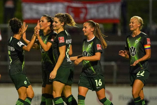 COLOGNE, GERMANY - OCTOBER 11: Players of Vfl Wolfsburg celebrate the brace of Sara Björk Gunnarsdottir the Die Liga Women s league match between 1. FC Köln and Vfl Wolfsburg at Franz-Kremer-Stadion on October 11, 2019 in Cologne, Germany (Photo by Daniela Porcelli SPP) Copyright: xDanielaxPorcellix 20191011-19-56-07-DJP05845