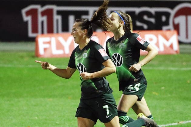 1.FC Köln vs. VFL Wolfsburg Fussball 1. Bundesliga Frauen Franz-Kremer-Stadion Jubel um die Torschützin zum 0:1: Sara Björk Gunnarsdottir (links, VFL Wolfsburg) 11.10.2019