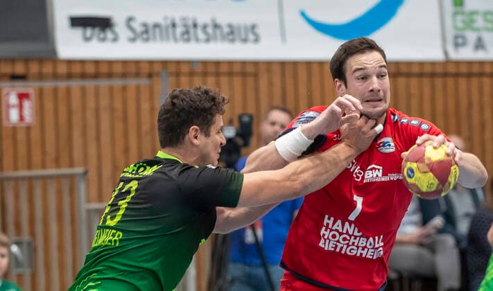 Deutschland, Würzburg, s.Oliver Arena, 11.10.2019, Handball, 2. Bundesliga, DJK Rimpar Wölfe - SG BBM Bietigheim Bild: v. l. Benedikt Brielmeier (DJK Rimpar Wölfe, 43) und Dominik Claus (SG BBM Bietigheim) Copyright: HMBxMedia xHeikoxBecker