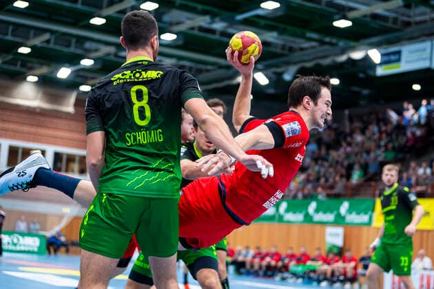 Würzburg, Deutschland 11. Oktober 2019: 2. BL - 19 20- DjK Rimpar Wölfe vs. SG BBM Bietigheim v.li. Dominik Schoemig (Rimpar), Dominik Claus (SG BBM Bietigheim) Würzburg s.Oliver Arena Deutschland