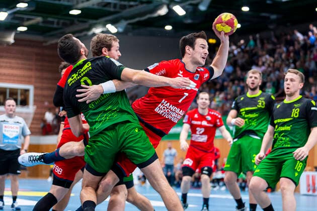 Würzburg, Deutschland 11. Oktober 2019: 2. BL - 19 20- DjK Rimpar Wölfe vs. SG BBM Bietigheim v.li. Dominik Schoemig (Rimpar), Dominik Claus (SG BBM Bietigheim) Würzburg s.Oliver Arena Deutschland