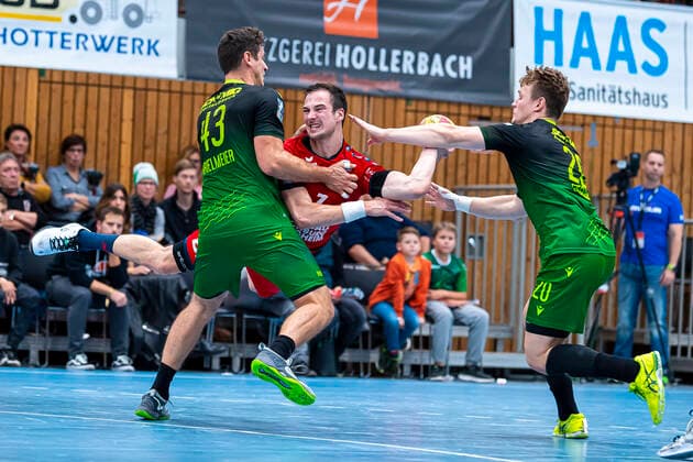 Würzburg, Deutschland 11. Oktober 2019: 2. BL - 19 20- DjK Rimpar Wölfe vs. SG BBM Bietigheim Benedikt Brielmeier (Rimpar), Dominik Claus (SG BBM Bietigheim), Lukas Siegler (Rimpar) Würzburg s.Oliver Arena Deutschland