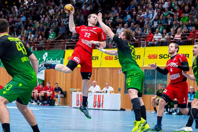 Würzburg, Deutschland 11. Oktober 2019: 2. BL - 19 20- DjK Rimpar Wölfe vs. SG BBM Bietigheim Jonas Link (SG BBM Bietigheim), Lukas Siegler (Rimpar) Würzburg s.Oliver Arena Deutschland