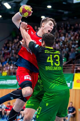 Würzburg, Deutschland 11. Oktober 2019: 2. BL - 19 20- DjK Rimpar Wölfe vs. SG BBM Bietigheim v. li. im Zweikampf Nikola Vlahovic (Bietigheim), Benedikt Brielmeier (Rimpar) Würzburg s.Oliver Arena Deutschland