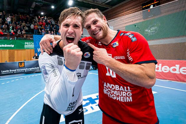 Bilder des Jahres 2019, Sport 10 Oktober Sport Themen der Woche KW41 Sport Bilder des Tages Würzburg, Deutschland 11. Oktober 2019: 2. BL - 19 20- DjK Rimpar Wölfe vs. SG BBM Bietigheim Torhueter Jonas Maier (SG BBM Bietigheim), Michael Kraus (SG BBM Bietigheim) Schlussjubel Schlußjubel Emotion Freude Würzburg s.Oliver Arena Deutschland *** Würzburg, Germany 11 October 2019 2 BL 19 20 DjK Rimpar Wölfe vs SG BBM Bietigheim Goalkeeper Jonas Maier SG BBM Bietigheim , Michael Kraus SG BBM Bietigheim Final cheer Final cheer Emotion Joy Würzburg s Oliver Arena Germany