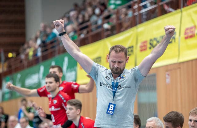 Deutschland, Würzburg, s.Oliver Arena, 11.10.2019, Handball, 2. Bundesliga, DJK Rimpar Wölfe - SG BBM Bietigheim Bild: v. l. Trainer Hannes Jon Jonsson (SG BBM Bietigheim) bejubelt den Sieg, freuen, jubeln, emotionen Copyright: HMBxMedia xHeikoxBecker