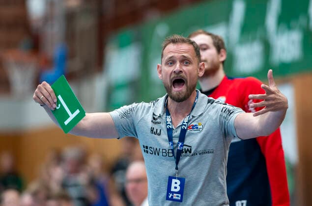 Deutschland, Würzburg, s.Oliver Arena, 11.10.2019, Handball, 2. Bundesliga, DJK Rimpar Wölfe - SG BBM Bietigheim Bild: v. l. Trainer Hannes Jon Jonsson (SG BBM Bietigheim) Copyright: HMBxMedia xHeikoxBecker