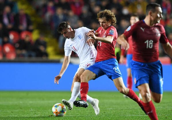 Mason Mount of England, left, and Alex Kral of Czech Republic in action during the Euro 2020 group A qualifying soccer match between Czech Republic and England at the Sinobo stadium in Prague, Czech Republic, October 11, 2019. (CTKxPhoto MichalxKamaryt) CTKPhotoP201910111148301  KMT_5560
