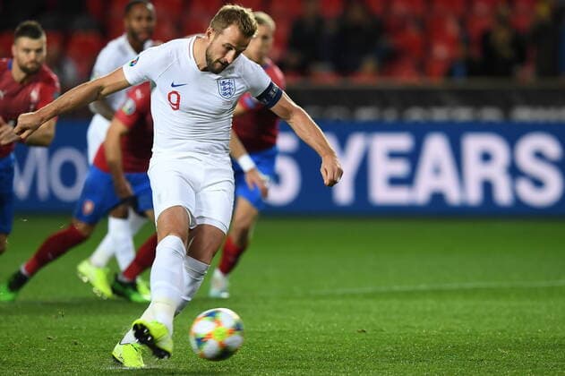 Harry Kane scores his side s opening goal from the penalty spot during the Euro 2020 group A qualifying soccer match between Czech Republic and England at the Sinobo stadium in Prague, Czech Republic, October 11, 2019. (CTKxPhoto MichalxKamaryt) CTKPhotoP201910111118501  KMT_5315