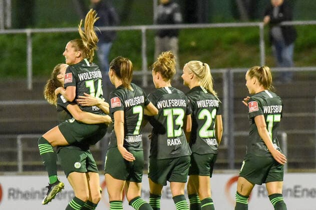 Spielerinnen vom VfL Wolfsburg bejubeln das 0:2 durch Noelle Maritz (Wolfsburg, 16), 2. v.li., jubeln über ein Tor, Jubel, Torjubel, Torerfolg, celebrate the goal, goal, celebration, Jubel ueber das Tor, optimistisch, Action, Aktion, 11.10.2019, Köln (Deutschland), Fussball, Flyeralarm Frauen-Bundesliga, 1. FC Köln - VfL Wolfsburg, DFB DFL REGULATIONS PROHIBIT ANY USE OF PHOTOGRAPHS AS IMAGE SEQUENCES AND OR QUASI-VIDEO.