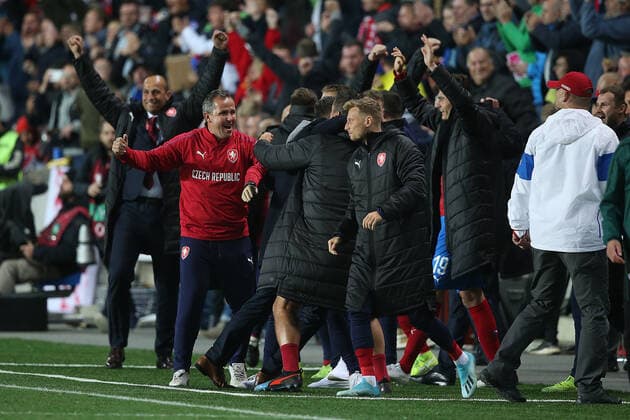 Czech Republic v England UEFA EURO, EM, Europameisterschaft,Fussball 2020 Qualifiers Czech Republic Head Coach Jaroslav Silhavy celebrates victory with his bench at the end of the UEFA Euro 2020 Qualifiers match at Sinobo Stadium, Prague Content Not Available For UK Newspapers Copyright: xPaulxChestertonx FIL-13738-0109