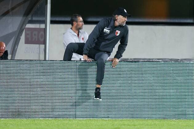 Sport Bilder des Tages Chef-Trainer Martin Schmidt (FC Augsburg) klettert ueber die Bande, SC Austria Lustenau vs. FC Augsburg, Fussball, Testspiel, 11.10.2019 Lustenau Austria Oesterreich