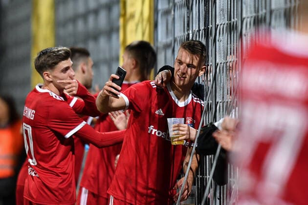 Florian Dietz (Unterhaching, 11) macht mit den Fans ein Selfie, bedankt sich bei den Fans, bedanken, Dank, Feiern, optimistisch, 11.10.2019, München (Deutschland), Fussball, BFV Verbandspokal, Viertellfinale, TSV 1860 München - SpVgg Unterhaching