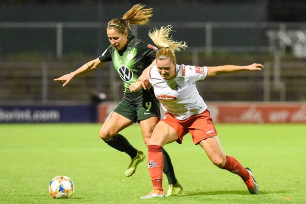 Anna Blässe (Wolfsburg, 9), Rachel Rinast (Köln, 31), Zweikampf, Duell, duel, tackle, tackling, Dynamik, Action, Aktion, 11.10.2019, Köln (Deutschland), Fussball, Flyeralarm Frauen-Bundesliga, 1. FC Köln - VfL Wolfsburg, DFB DFL REGULATIONS PROHIBIT ANY USE OF PHOTOGRAPHS AS IMAGE SEQUENCES AND OR QUASI-VIDEO.