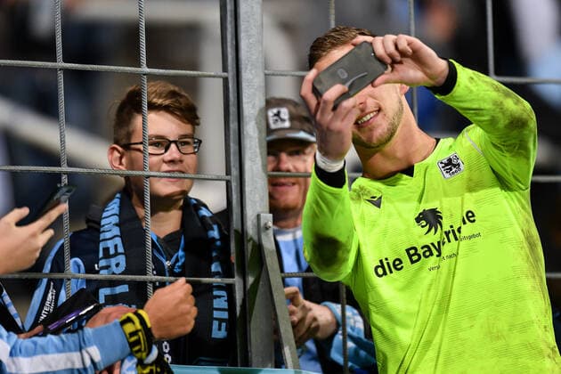 Marco Hiller (Torwart, TSV 1860 München, 1) macht nach Spielende Selfies mit den Fans, 11.10.2019, München (Deutschland), Fussball, BFV Verbandspokal, Viertellfinale, TSV 1860 München - SpVgg Unterhaching