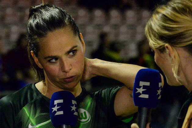 Sara Björk Gunnarsdottir (Wolfsburg, 7) beim Interview, TV, Fernsehen, Mikrofon, 11.10.2019, Köln (Deutschland), Fussball, Flyeralarm Frauen-Bundesliga, 1. FC Köln - VfL Wolfsburg, DFB DFL REGULATIONS PROHIBIT ANY USE OF PHOTOGRAPHS AS IMAGE SEQUENCES AND OR QUASI-VIDEO.
