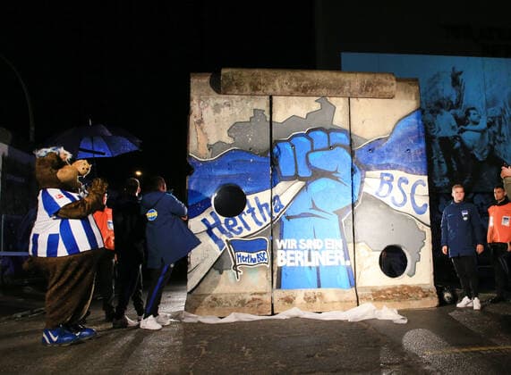 Bilder des Jahres 2019, Sport 10 Oktober Sport Themen der Woche KW41 Sport Bilder des Tages GER, 1.FBL, DFL,, Hertha BSC , 30 Jahre Mauerfall, Mauerstuecke von Hertha bemalt 11.10.2019, East Side Gallery, Berlin, GER, 1.FBL, DFL,, Hertha BSC , 30 Jahre Mauerfall, Mauerstuecke von Hertha bemalt, DFL, regulations prohibit any use of photographs as image sequences and or quasi-video im Bild Maximilian Mittelstaedt (Hertha BSC Berlin 17), Salomon Kalou (Hertha BSC Berlin 8), Vedad Ibisevic (Hertha BSC Berlin 19) *** GER, 1 FBL, DFL,, Hertha BSC , 30 years Fall of the Wall, pieces of wall painted by Hertha 11 10 2019, East Side Gallery, Berlin, GER, 1 FBL, DFL,, Hertha BSC , 30 years Fall of the Wall, pieces of wall painted by Hertha, DFL, regulations prohibit any use of photographs as image sequences and or quasi video in picture Maximilian Mittelstaedt Hertha BSC Berlin 17 , Salomon Kalou Hertha BSC Berlin 8 , Vedad Ibisevic Hertha BSC Berlin 19 nordphotox xEngler nph00076