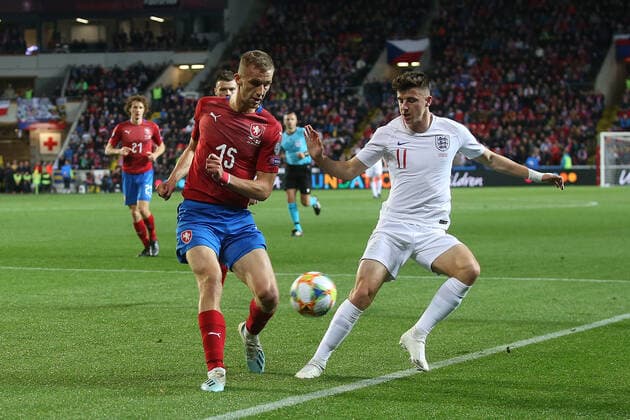 Czech Republic v England UEFA EURO, EM, Europameisterschaft,Fussball 2020 Qualifiers Tomas Soucek of Czech Republic and Mason Mount of England in action during the UEFA Euro 2020 Qualifiers match at Sinobo Stadium, Prague Content Not Available For UK Newspapers Copyright: xPaulxChestertonx FIL-13738-0210