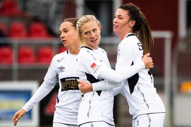 191012 Göteborgs Julia Zigiotti Olme, Rebecka Blomqvist och Pauline Hammarlund jublar efter fotbollsmatchen i Damallsvenskan mellan Pitea och Kopparbergs Göteborg den 12 oktober 2019 i Pitea. Copyright: SIMONxELIASSON BB191012BB281
