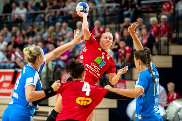 Saskia Lang (SV Union Halle) beim Torwurf. Brigita Ivanauskaite (Rödertal) und Tammy Kreibich (Rödertal) stehen im Block SV Union Halle-Neustadt (Wildcats) vs. HC Rödertal e.V. - die Rödertalbienen (HCR) Handball 2.Bundesliga - Saison 2019 2020 Copyright: xVIADATAx xHolgerxJohnx Halle Saale Sachsen-Anhalt Deutschland