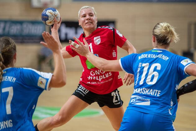 Sophie Lütke (SV Union Halle) setzt sich gegen Brigita Ivanauskaite (Rödertal) durch SV Union Halle-Neustadt (Wildcats) vs. HC Rödertal e.V. - die Rödertalbienen (HCR) Handball 2.Bundesliga - Saison 2019 2020 Copyright: xVIADATAx xHolgerxJohnx Halle Saale Sachsen-Anhalt Deutschland