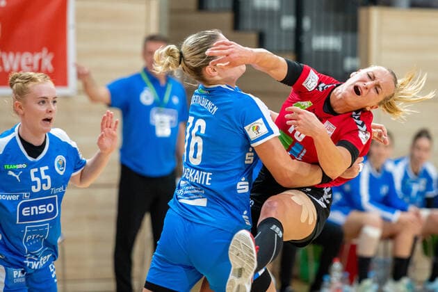 Lea Gruber (SV Union Halle) setzt sich gegen Brigita Ivanauskaite (Rödertal) durch SV Union Halle-Neustadt (Wildcats) vs. HC Rödertal e.V. - die Rödertalbienen (HCR) Handball 2.Bundesliga - Saison 2019 2020 Copyright: xVIADATAx xHolgerxJohnx Halle Saale Sachsen-Anhalt Deutschland