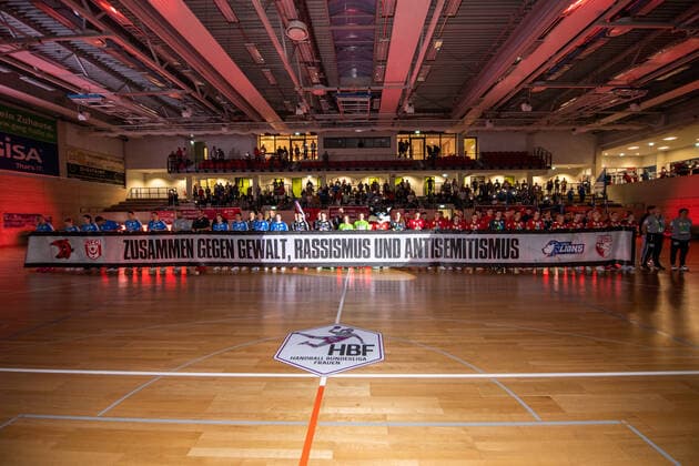 Aktion der 4 Profivereine von Halle gegen Rassismus und Antisemitismus. Beteiligt sind die Wildcats, Saale Bulls , die Lions und der HFC SV Union Halle-Neustadt (Wildcats) vs. HC Rödertal e.V. - die Rödertalbienen (HCR) Handball 2.Bundesliga - Saison 2019 2020 Copyright: xVIADATAx xHolgerxJohnx Halle Saale Sachsen-Anhalt Deutschland