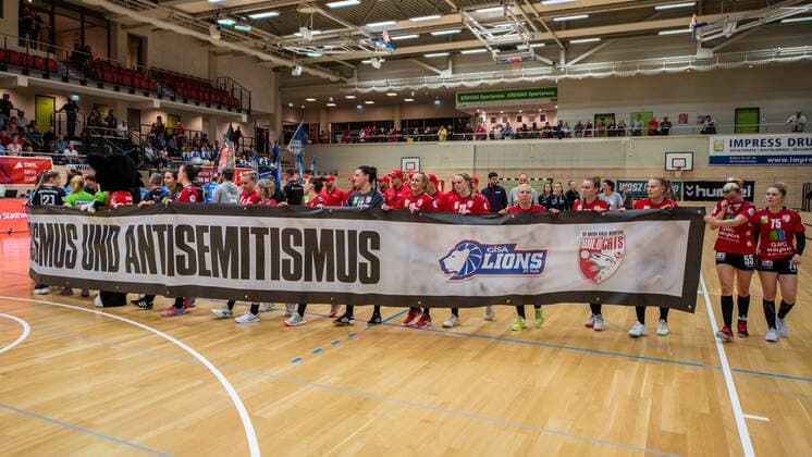 Aktion der 4 Profivereine von Halle gegen Rassismus und Antisemitismus. Beteiligt sind die Wildcats, Saale Bulls , die Lions und der HFC SV Union Halle-Neustadt (Wildcats) vs. HC Rödertal e.V. - die Rödertalbienen (HCR) Handball 2.Bundesliga - Saison 2019 2020 Copyright: xVIADATAx xHolgerxJohnx Halle Saale Sachsen-Anhalt Deutschland