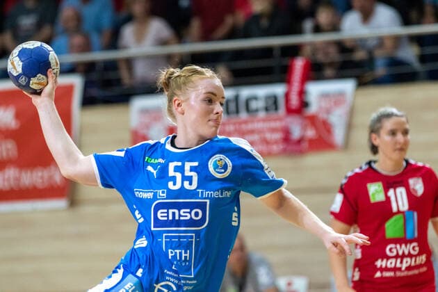 12.10.2019, Handball, Frauen, 2. Bundesliga, SV Union Halle-Neustadt - HC Roedertal, Rabea Pollakowski (Roedertal) vom Siebenmeterpunkt, Nadine Smit (Union Halle) (r.). Halle Erdgas Sportarena ST Deutschland