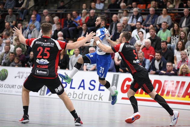Bjoern Zintel (TV 05 07 Huettenberg 31) gegen Moritz Schade (TuS N-Luebbecke 25)(links) und Jo-Gerrit Genz (TuS N-Luebbecke 5)(rechts) GER, Handball, 2. Bundesliga, TuS N-Luebbecke gegen TV 05 07 Huettenberg, 12.10.2019 Luebbecke Copyright: xEIBNER JanxStrohdiekx EP_JSK