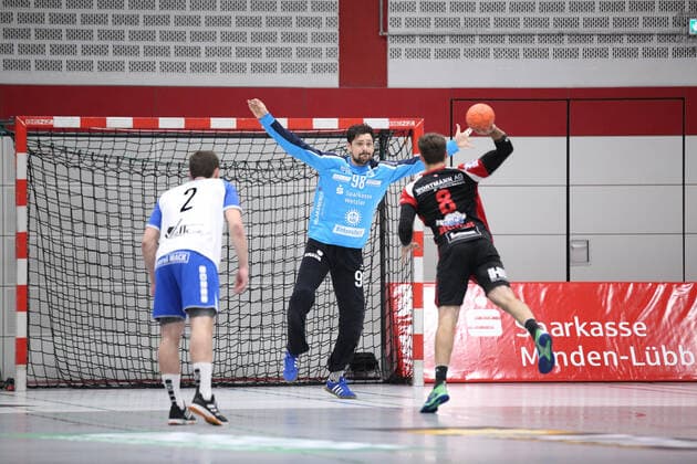 v.l. Merlin Fuss (TV 05 07 Huettenberg 2), Nikolai Weber (TV 05 07 Huettenberg 98), Jens Bechtloff (TuS N-Luebbecke 8) GER, Handball, 2. Bundesliga, TuS N-Luebbecke gegen TV 05 07 Huettenberg, 12.10.2019 Luebbecke Copyright: xEIBNER JanxStrohdiekx EP_JSK