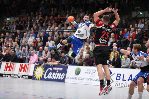 Bjoern Zintel (TV 05 07 Huettenberg 31) gegen Moritz Schade (TuS N-Luebbecke 25)(rechts) GER, Handball, 2. Bundesliga, TuS N-Luebbecke gegen TV 05 07 Huettenberg, 12.10.2019 Luebbecke Copyright: xEIBNER JanxStrohdiekx EP_JSK