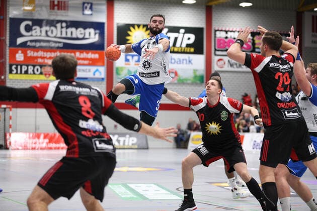 Bjoern Zintel (TV 05 07 Huettenberg 31) gegen v.l. Jens Bechtloff (TuS N-Luebbecke 8), Lukasz Gierak (TuS N-Luebbecke 10), Marian Orlowski (TuS N-Luebbecke 29) GER, Handball, 2. Bundesliga, TuS N-Luebbecke gegen TV 05 07 Huettenberg, 12.10.2019 Luebbecke Copyright: xEIBNER JanxStrohdiekx EP_JSK