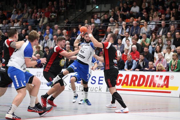 Bjoern Zintel (TV 05 07 Huettenberg 31) gegen Moritz Schade (TuS N-Luebbecke 25)(links) und Jo-Gerrit Genz (TuS N-Luebbecke 5)(rechts) GER, Handball, 2. Bundesliga, TuS N-Luebbecke gegen TV 05 07 Huettenberg, 12.10.2019 Luebbecke Copyright: xEIBNER JanxStrohdiekx EP_JSK