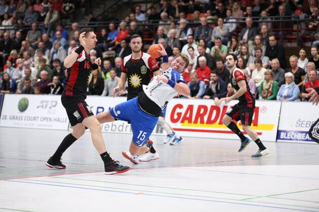 Moritz Zoerb (TV 05 07 Huettenberg 15) vorbei an Lukasz Gierak (TuS N-Luebbecke 10)(links) und Jo-Gerrit Genz (TuS N-Luebbecke 5)(hinten) GER, Handball, 2. Bundesliga, TuS N-Luebbecke gegen TV 05 07 Huettenberg, 12.10.2019 Luebbecke Copyright: xEIBNER JanxStrohdiekx EP_JSK