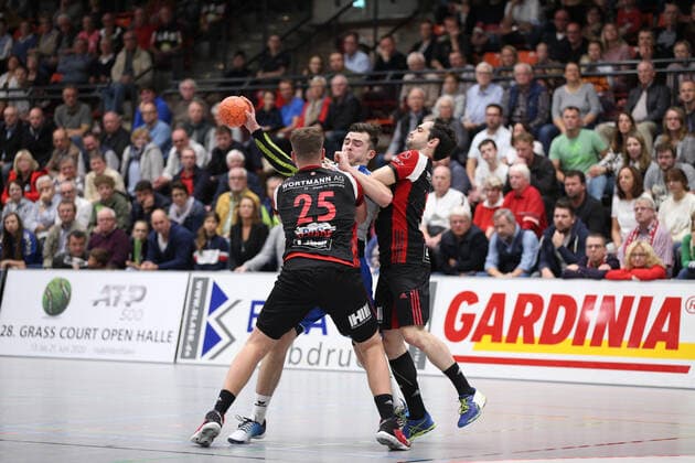 Hendrik Schreiber (TV 05 07 Huettenberg 51) gegen Moritz Schade (TuS N-Luebbecke 25)(vorne) und Peter Strosack (TuS N-Luebbecke 14)(rechts) GER, Handball, 2. Bundesliga, TuS N-Luebbecke gegen TV 05 07 Huettenberg, 12.10.2019 Luebbecke Copyright: xEIBNER JanxStrohdiekx EP_JSK