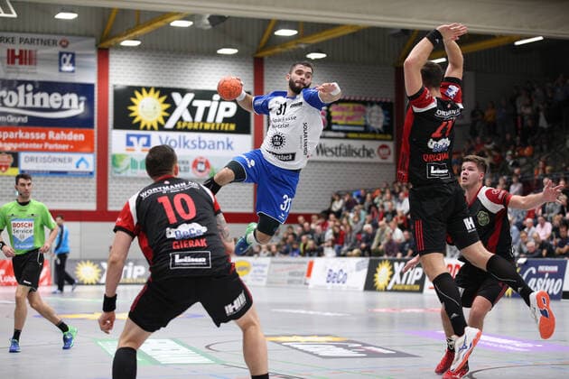 Bjoern Zintel (TV 05 07 Huettenberg 31) gegen Lukasz Gierak (TuS N-Luebbecke 10)(links) und Marian Orlowski (TuS N-Luebbecke 29)(rechts) GER, Handball, 2. Bundesliga, TuS N-Luebbecke gegen TV 05 07 Huettenberg, 12.10.2019 Luebbecke Copyright: xEIBNER JanxStrohdiekx EP_JSK