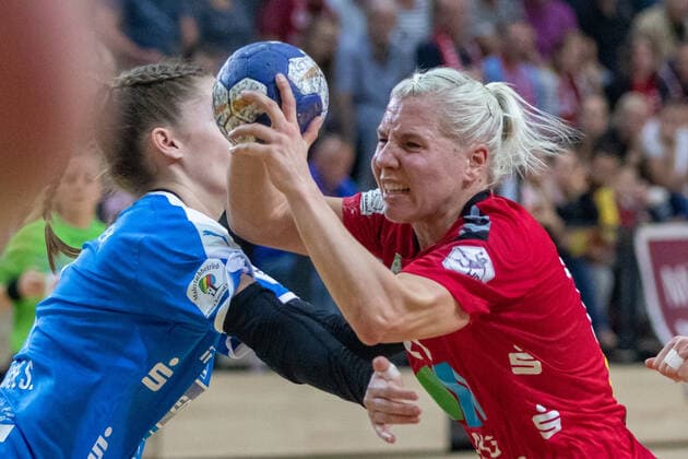 12.10.2019, Handball, Frauen, 2. Bundesliga, SV Union Halle-Neustadt - HC Roedertal, Sophie Lütke (Union Halle) (r.), Saskia Nuehse (Roedertal) (l.). Halle Erdgas Sportarena ST Deutschland