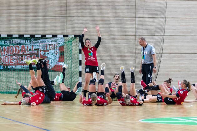 12.10.2019, Handball, Frauen, 2. Bundesliga, SV Union Halle-Neustadt - HC Roedertal, die Union-Spielerinnen jubeln nach ihrem Sieg. Halle Erdgas Sportarena ST Deutschland